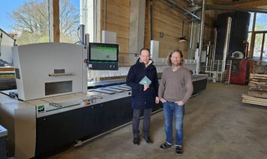 Felix Meixner (lijevo) iz poduzeća Weinig zajedno sa Markusom Bruckbauerjem ispred univerzalne kružne pile FlexiRip.