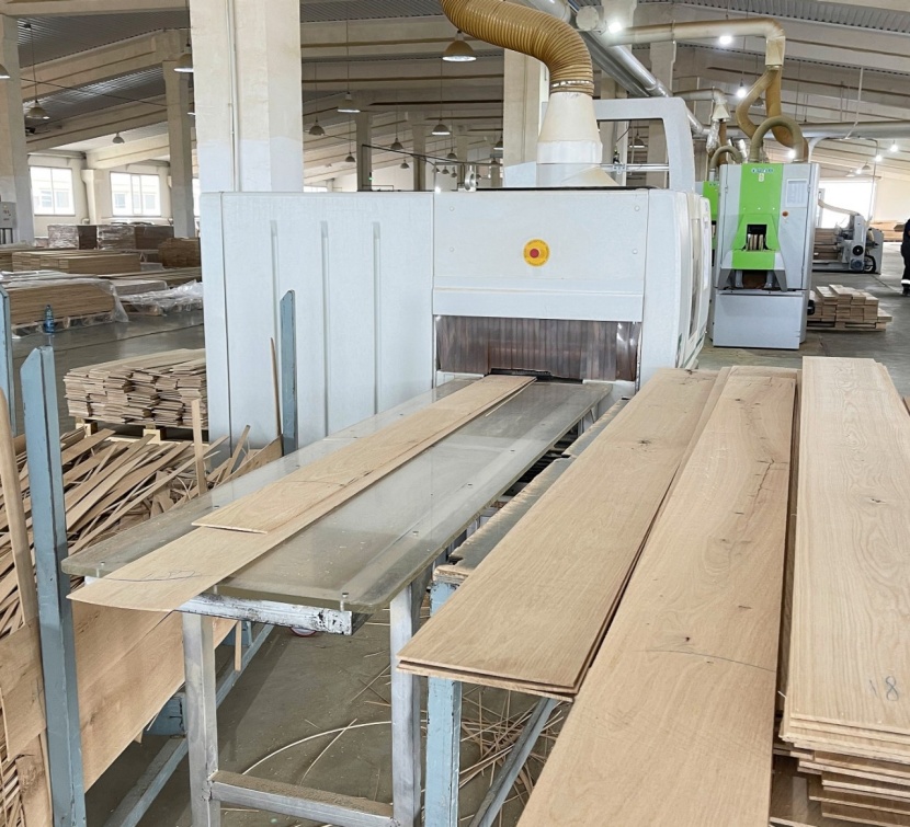 Večlistna žaga VarioRip 310 M proizvajalca Weinig Raimann je posebej zasnovana za obdelavo tankih elementov od debeline 3 mm. Druga posebnost VarioRip 310 M pri Vivadu 09 je natančna vzporednost razrezanih letvic - to je izjemno pomembno za vrhnje plasti parketa oz. kmečkega poda.